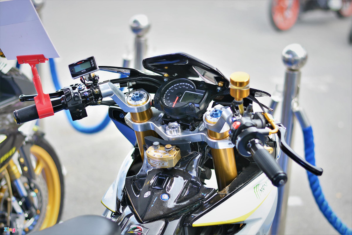 Chi phí để hoàn thành những bản xe độ như thế này dao động từ vài chục triệu thậm chí lên đến hàng trăm triệu đồng. Những món đồ chơi gắn trên xe thường đến từ các thương hiệu như Ohlins, Brembo, Kosho...