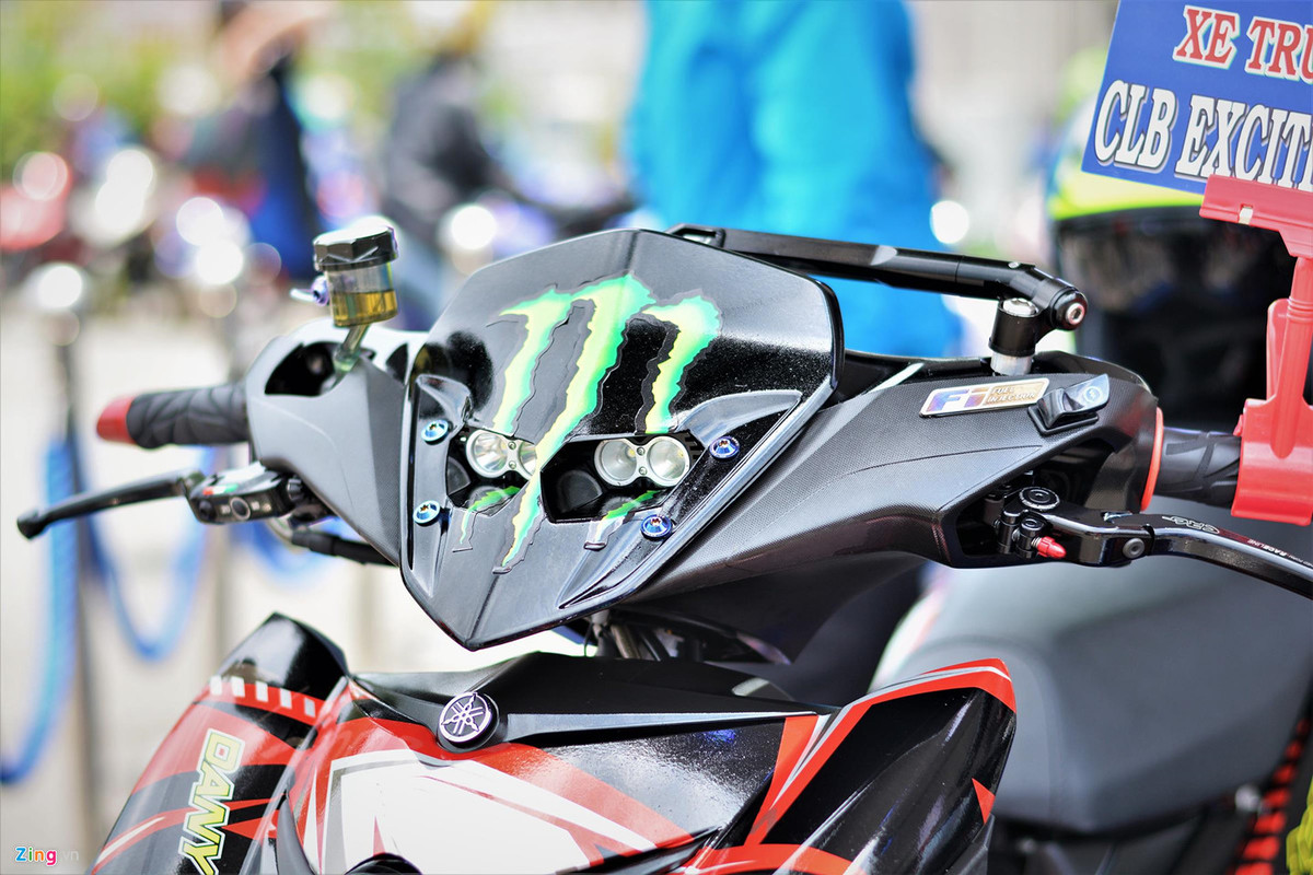 Một bản độ khác với phần đầu của Yamaha NVX được khoét lỗ và gắn 4 bóng đèn LED, cùm côn và phanh được chủ nhân nâng cấp bằng sản phẩm đến từ thương hiệu CRG và Brembo. Gương chiếu hậu Rizoma Elise, loại kính có thể mở ra hoặc gập vào dễ dàng thông qua ốc chỉnh.