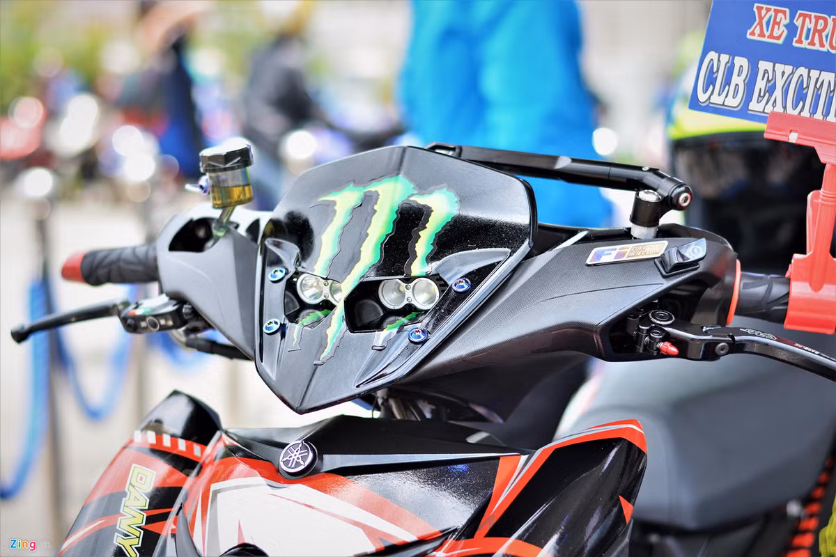 Một bản độ khác với phần đầu của Yamaha NVX được khoét lỗ và gắn 4 bóng đèn LED, cùm côn và phanh được chủ nhân nâng cấp bằng sản phẩm đến từ thương hiệu CRG và Brembo. Gương chiếu hậu Rizoma Elise, loại kính có thể mở ra hoặc gập vào dễ dàng thông qua ốc chỉnh.