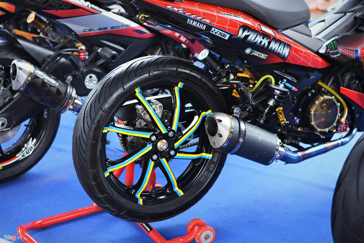 Nhiều bản độ trưng bày tại sự kiện được thay đổi dàn chân nguyên bản bằng dàn chân của các mẫu xe phân khối lớn. Trong hình là chiếc Exciter được độ lại gắp sau dạng gắp đơn, kiểu gắp này dễ bắt gặp trên các mẫu xe của Ducati như Ducati 1299 Panigale, Ducati Panigale V4...