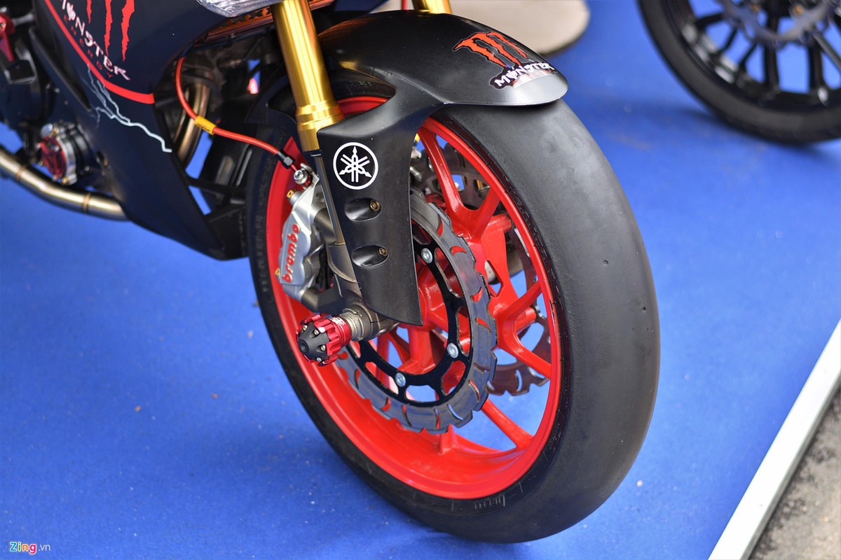 Một chiếc Yamaha Exciter 150 có dàn chân độ phiên bản Racing với giảm xóc USD, heo dầu Brembo 4 piston. Điểm đặc biệt trên bản độ này nằm ở bộ lốp chuyên dụng được sử dụng trong trường đua, chi phí cho một cặp lốp chạy sân đua không dưới 10 triệu đồng.