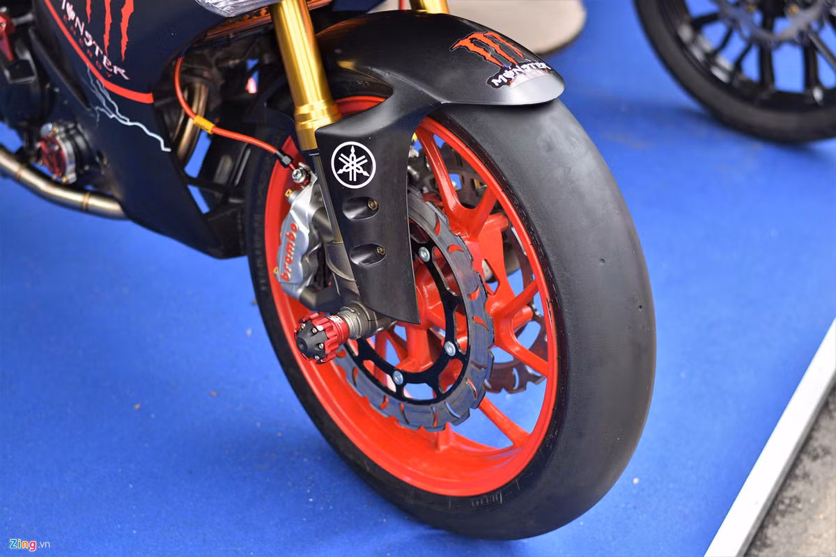 Một chiếc Yamaha Exciter 150 có dàn chân độ phiên bản Racing với giảm xóc USD, heo dầu Brembo 4 piston. Điểm đặc biệt trên bản độ này nằm ở bộ lốp chuyên dụng được sử dụng trong trường đua, chi phí cho một cặp lốp chạy sân đua không dưới 10 triệu đồng.