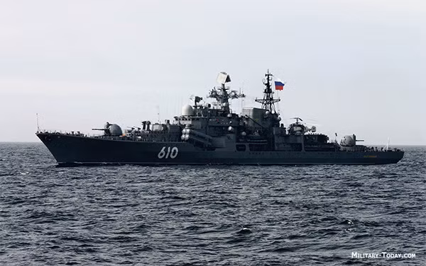 Hiện tại Hải quân Nga đang có trong biên chế 9 khu trục hạm loại này. Loại khu trục hạm này có độ giãn nước tối đa chỉ 7500 tấn và được thiết kế phục vụ nhiệm vụ phòng không với khả năng mang theo tối đa 64 ống phóng tên lửa đất đối không loại SA-N-9 Gauntlet. Nguồn ảnh: Militarytoday.