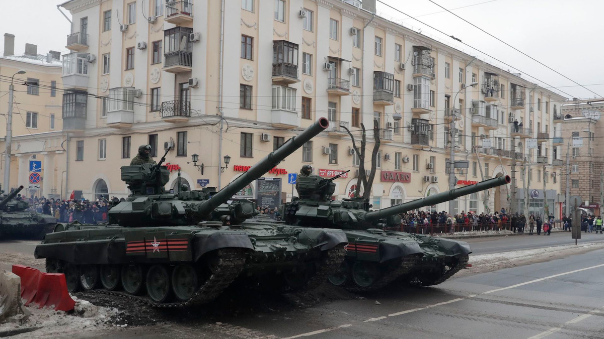 Cách so sánh hợp lý nhất được các chuyên gia kinh tế đưa ra đó là sử dụng sức mua tương đương - PPP. Tất nhiên là trong lĩnh vực kinh tế quân sự, việc so sánh sức mua tương đương của một quốc gia là hết sức khó khăn vì thông thường, các thông tin về khả năng sản xuất và cung ứng hàng quốc phòng của mỗi quốc gia thường được giữ kín. Nguồn ảnh: BI.