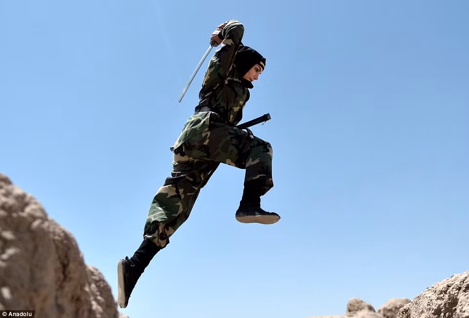 Ninjutsu là môn võ được truyền vào Iran từ cách đây 22 năm và tới nay môn võ này đã có tới 24.000 người theo học. Nguồn ảnh: Dailymail.