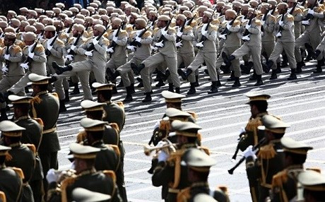 Trước khi Cách mạng Hồi giáo thành công ở Iran vào năm 1979, từng có thời gian quốc gia này yêu cầu cả nam lẫn nữ phục vụ trong quân đội. Tuy nhiên sau khi cuộc cách mạng này thành công, nhà nước Hồi giáo Iran đã đổi luật và không yêu cầu nghĩa vụ quân sự với nữ giới. Nguồn ảnh: Irannewsupdate.