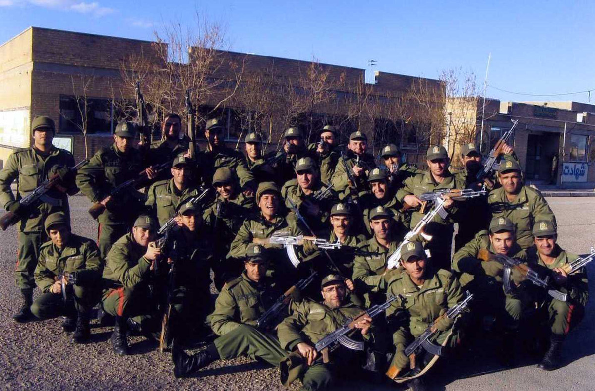 Luật nghĩa vụ quân sự ở Iran lần đầu tiên được biết tới vào năm 1925. Cùng thời gian này, nghĩa vụ quân sự bắt buộc ở Iran được thực hiện với quy định buộc mọi nam giới từ 21 tuổi trở lên phải phục vụ quân đội trong 2 năm. Nguồn ảnh: Irannewsupdate.