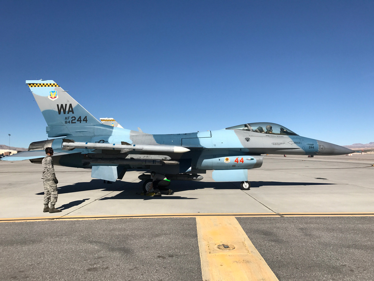 Cải tiến lớn nhất của tiêm kích F-16V đó là giờ đây chiếc tiêm kích này chỉ còn sử dụng một máy tính công suất lớn duy nhất thay cho ba máy tính như các phiên bản cũ. Hệ thống máy tính trên F-16V phiên bản mới cho phép tăng khả năng tấn công trúng mục tiêu và tăng khả năng sống sót của phi cơ khi bị hệ thống radar của đối phương khoá được. Nguồn ảnh: F-16.