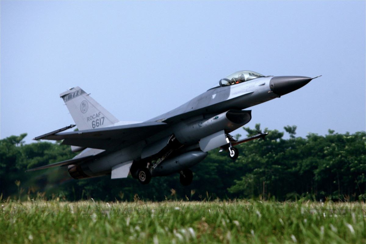 So với các phiên bản cũ, F-16V được nâng cấp với hệ thống máy tính hoàn toàn mới cùng hệ thống màn hình hiển thị đa màu so với đơn sắc như trước kia. Ngoài ra, hệ thống nhận diện bạn - thù của F-16V cũng được cải tiến hiện đại hơn. Nguồn ảnh: F-16.