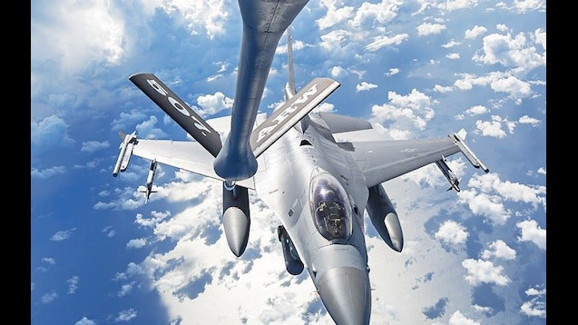 Hiện Indonesia đang sở hữu 25 chiếc F-16A/B mua cũ từ Mỹ nhưng tất cả đều đã được nâng cấp lên phiên bản F-16C/D. Nếu thương vụ bí mật này thành công, số lượng tiêm kích F-16 của Indonesia sẽ được nâng tổng số lên tới 57 chiếc, giúp lực lượng Không quân Indonesia tăng độ nguy hiểm lên vài bậc. Nguồn ảnh: F-16.
