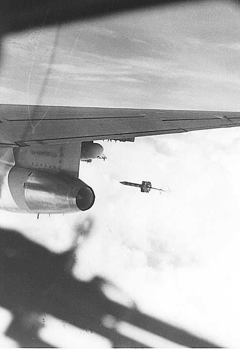 Toàn bộ chương trình này của Mỹ tốn tới 1,7 tỷ USD, nếu quy ra tỷ giá USD của năm 2019 sẽ tương đương với... 11,7 tỷ USD. Mặc dù vậy bất chấp mọi sự cố gắng của Mỹ, bằng các biện pháp đơn giản, vừa thử nghiệm vừa thực hiện, ta đã dễ dàng vượt qua hệ thống hàng rào điện tử di động này. Nguồn ảnh: TL.