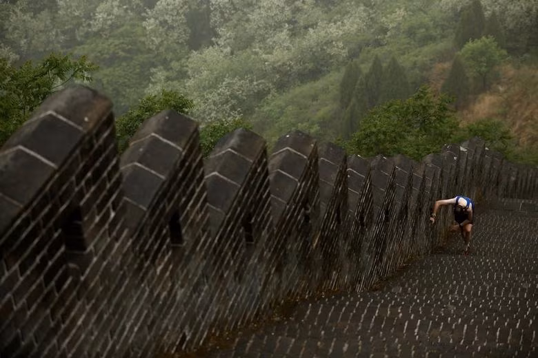 Với tổng chiều dài 42,2 km và 5.164 bậc thang, đường chạy này là một trong những hành trình khó khăn nhất trên thế giới, thách thức thể lực của mọi vận động viên. Trong hình là một vận động viên tham gia tranh tài tại cuộc thi chạy marathon diễn ra trên Vạn Lý Trường Thành (Trung Quốc) ngày 18.5..