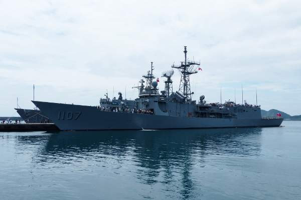 Tiếp đến là các khinh hạm lớp Cheng Kung, hải quân Đài Loan có tổng cộng mười khinh hạm loại này. Tuy nhiên Hải quân Đài Loan chỉ mua hai chiếc trong số này từ Mỹ, số còn lại được Đài Loan tự đóng mới dựa trên thiết kế của khinh hạm lớp Oliver Hazard Perry. Nguồn ảnh: UNS.