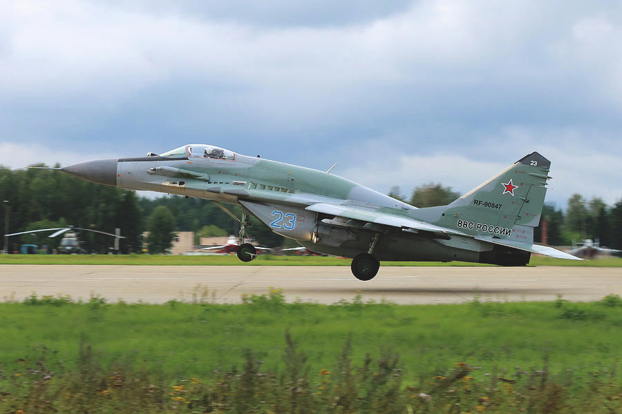 Tiếp đến là sự xuất hiện của tiêm kích phản lực MiG-29 - đây là loại chiến đấu cơ thế hệ thứ 4 được thiết kế với vai trò chiếm ưu thế trên không tới nay vẫn được Nga và nhiều nước trên thế giới tin dùng. Nguồn ảnh: Mil.