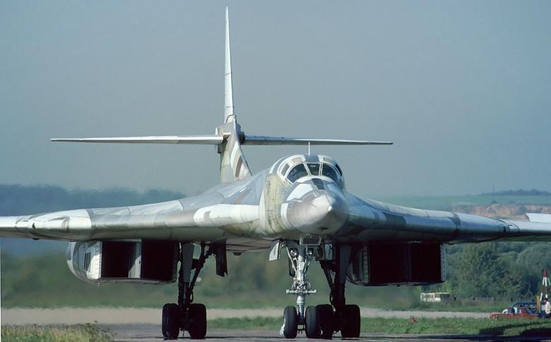 Thiên Nga Trắng Tu-160 cũng sẽ xuất hiện trong cuộc duyệt binh trên Quảng Trường Đỏ ngày mai. Đây là loại máy bay được Nga sử dụng để triển khai vũ khí hạt nhân chiến lược. Nguồn ảnh: Mil.