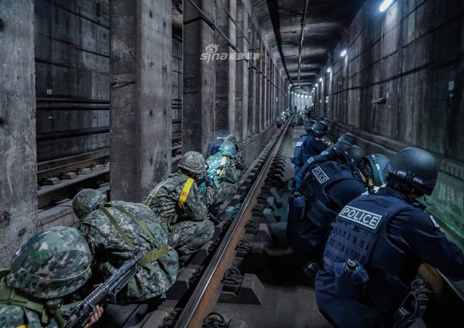 Với hệ thống đường tàu điện ngầm có 22 đường, 716 trạm và dài tồng cộng 1131 km, hệ thống tàu điện ngầm ở dưới lòng Thủ đô Seoul rất dễ trở thành mục tiêu tấn công hoặc là nơi ẩn náu của những đối tượng khủng bố. Nguồn ảnh: Chosul.