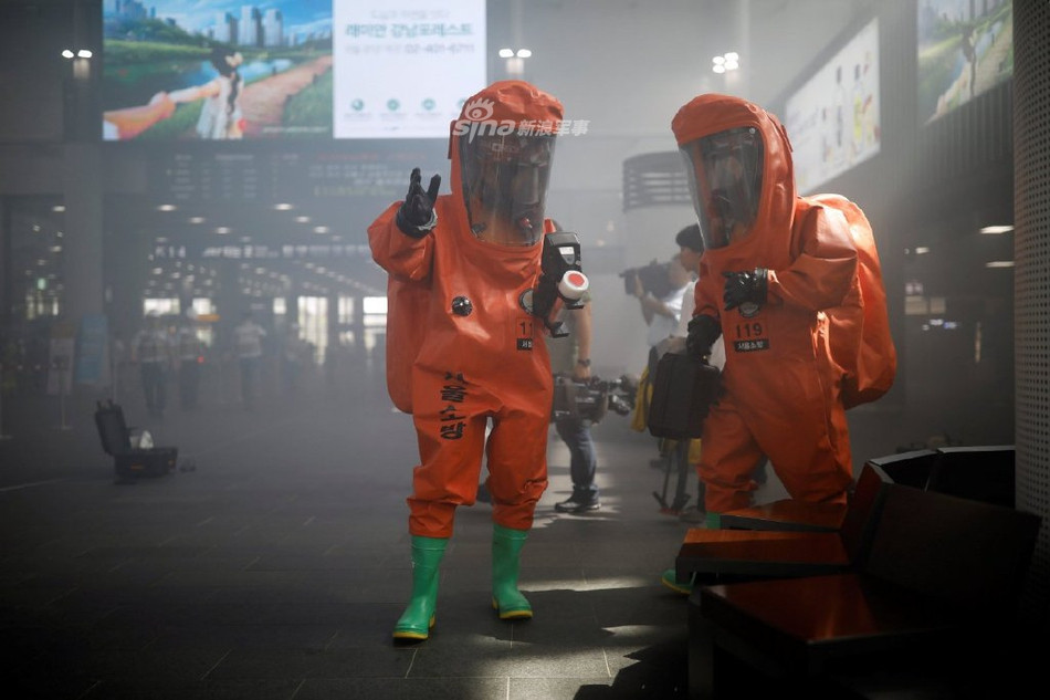 Lực lượng phòng hoá của Hàn Quốc với trang bị bảo hộ kín toàn thân, đáp ứng được yêu cầu của một cuộc tấn công hoá học hoặc thậm chí là tấn công hạt nhân. Nguồn ảnh: Chosul.