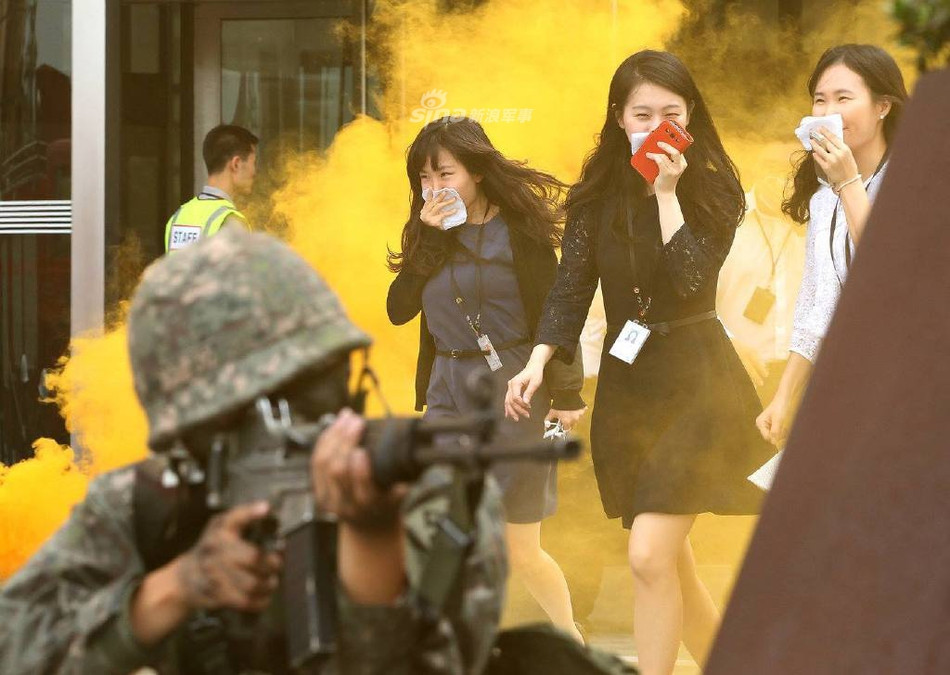 Cuộc diễn tập diễn ra trong thời điểm hệ thống tàu điện ngầm vẫn hoạt động nên có rất nhiều dân thường đã vô tình phải tham gia cuộc diễn tập này một cách không chủ ý, nằm ngoài kịch bản. Nguồn ảnh: Chosul.