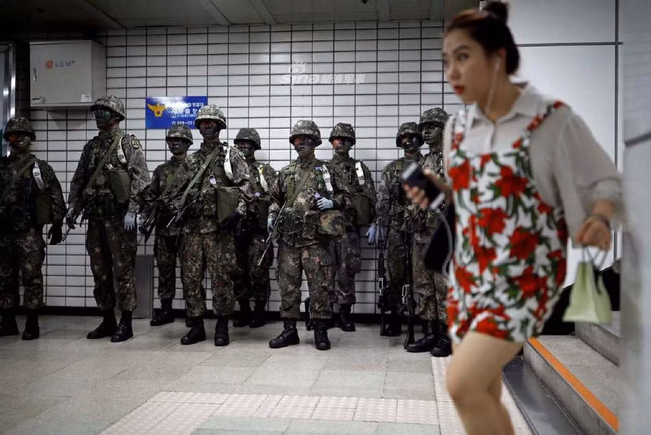 Là một trong những thành phố bận rộn nhất thế giới, kịch bản giả định hệ thống tàu điện ngầm của Seoul bị tấn công bằng chất độc hoá học là cực kỳ sát với thực tế, giúp lực lượng phản ứng nhanh và cơ quan chức năng của quốc gia này không bất ngờ trước những tình huống thực có khả năng sẽ phát sinh sau này. Nguồn ảnh: Chosul.