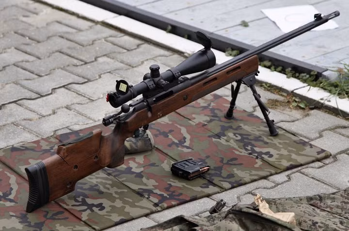 Súng bắn tỉa MTs-116M sử dụng hộp tiếp đạn rời - một thiết kế khá hiện đại cho phép xạ thủ thay đạn một cách nhanh chóng trên chiến trường. Loại đạn mà khẩu súng bắn tỉa này sử dụng là 7,62x54mmR. Nguồn ảnh: Wikipedia.