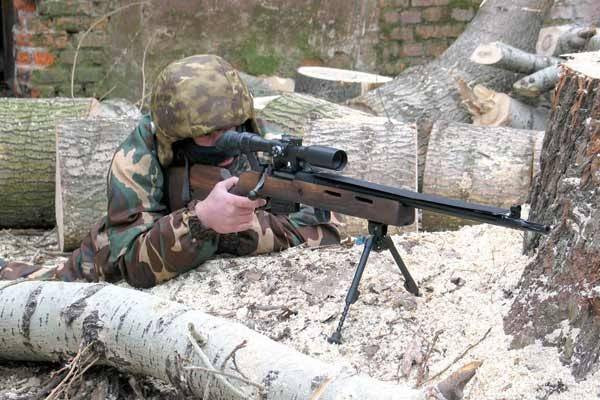 Súng có chiều dài tổng thể là 1250 mm trong khi đó độ dài nòng là 650 mm. Khẩu súng này có trọng lượng rỗng vào khoảng 6,5 kg và tốc độ bắn khá chậm nhưng bù lại độ chính xác và uy lực là cực lớn. Viên đạn cỡ 7,62x54mmR hoàn toàn có thể hạ gục bất cứ mục tiêu nào chỉ bằng một phát bắn trúng đích duy nhất. Nguồn ảnh: Wikipedia.