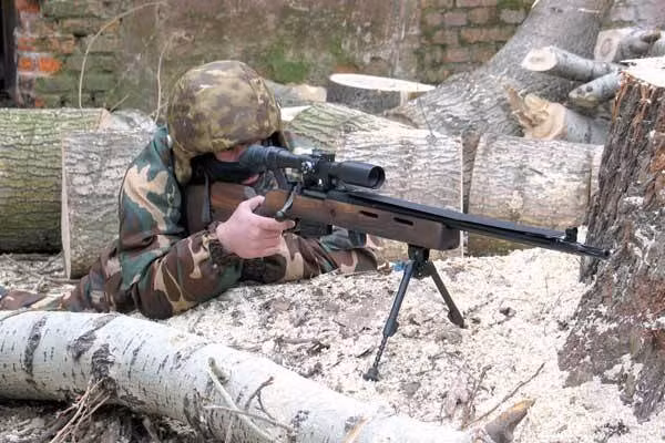 Súng có chiều dài tổng thể là 1250 mm trong khi đó độ dài nòng là 650 mm. Khẩu súng này có trọng lượng rỗng vào khoảng 6,5 kg và tốc độ bắn khá chậm nhưng bù lại độ chính xác và uy lực là cực lớn. Viên đạn cỡ 7,62x54mmR hoàn toàn có thể hạ gục bất cứ mục tiêu nào chỉ bằng một phát bắn trúng đích duy nhất. Nguồn ảnh: Wikipedia.