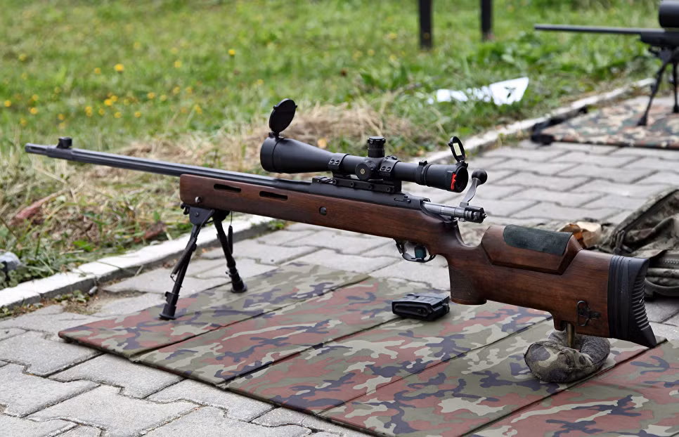 Nòng súng có thiết kế khá nặng với vật liệu kim loại đặc biệt để tăng độ chính xác, đảm bảo đường đạn bay căng nhất có thể. Ngoài ra khu vực đầu nòng còn được trang bị loa che lửa, đảm bảo vị trí của xạ thủ không bị lộ sau mỗi phát bắn. Nguồn ảnh: Wikipedia.