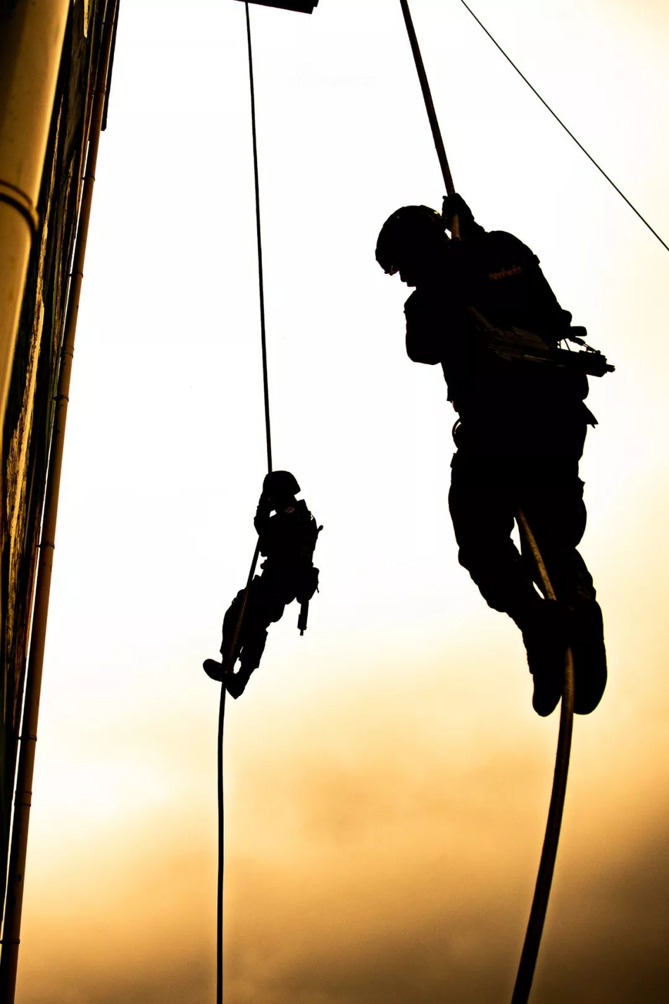 Trong đó không thể thiếu được là các khoa mục liên quan tới việc tác chiến đô thị như di chuyển giữa các toà nhà cao tầng và tác chiến bên trong khu đô thị. Nguồn ảnh: Sina.