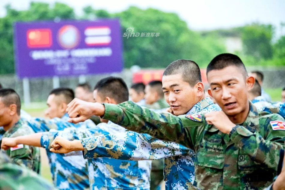 Lính Thái Lan và lính Trung Quốc cũng huấn luyện với các động tác võ thuật cơ bản. Nguồn ảnh: Sina.