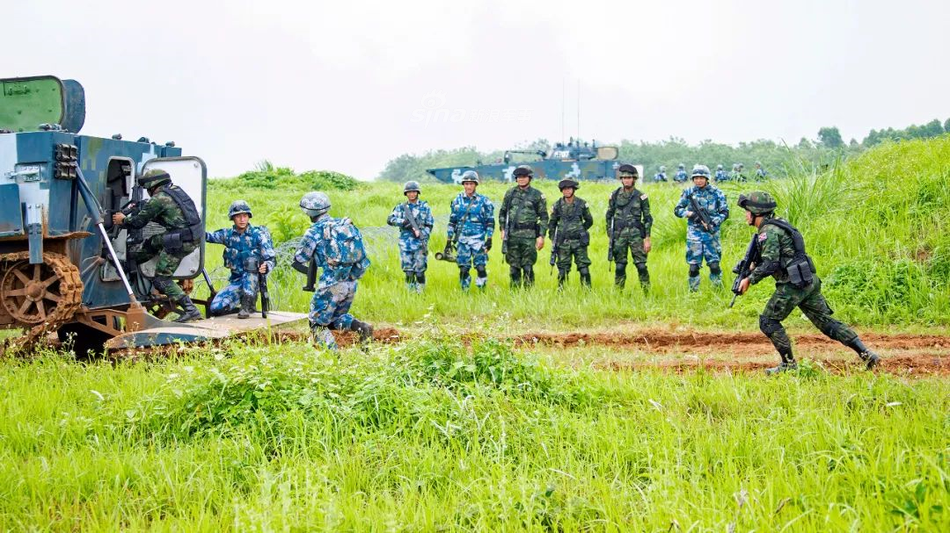 Lính Trung Quốc và Thái Lan sử dụng chung xe thiết giáp lưỡng cư ZBD-05 trong quá trình huấn luyện. Nguồn ảnh: Sina.