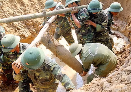 Theo ước tính của nhiều tổ chức quốc tế, Việt Nam còn khoảng 1 triệu tấn bom mìn, vật liệu nổ đang nằm trong lòng đất. Khoảng 20% diện tích đất của Việt Nam chịu ô nhiễm bom mìn và hàng năm cuộc chiến với những thứ vũ khí nằm sâu trong lòng đất này vẫn cướp đi sinh mạng của nhiều người, phần lớn là trẻ em - những đứa trẻ sinh ra sau khi cuộc chiến đã kết thúc nhiều chục năm. Nguồn ảnh: BNA.