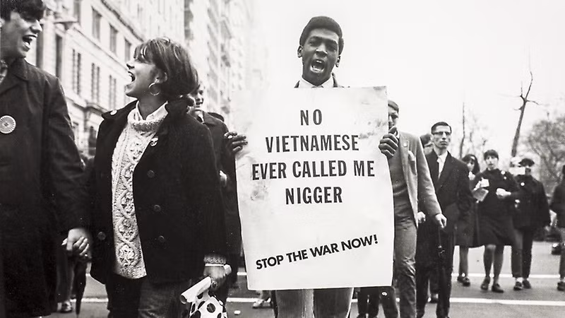 Một người da màu biểu tình phản chiến ở Mỹ với dòng chữ có ý nghĩa "Người Việt Nam không phân biệt chủng tộc" - hàm ý phản đối cuộc chiến với những con người xa lạ ở bên kia quả địa cầu vốn dĩ không làm hại gì tới người da màu ở tận Xứ Cờ Hoa. Nguồn ảnh: Historyextra.
