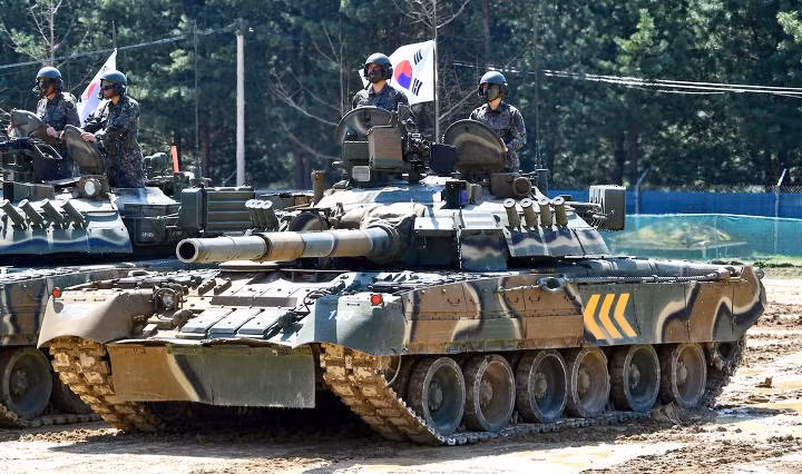 Lô đầu tiên là 6 chiếc T-80U được Nga chuyển cho Hàn Quốc vào năm 1996, lô tiếp theo cùng lúc 27 chiếc được chuyển tới vào năm 1997 và hai chiếc cuối cùng được Nga chuyển cho Hàn Quốc vào năm 2005. Nguồn ảnh: Chosul.