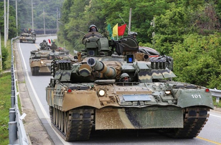 Trong quá khứ khi những chiếc T-80 đầu tiên được Nga chuyển cho Hàn Quốc, đây đã trở thành loại xe tăng hiện đại nhất trên bán đảo Triều Tiên khi đó, vượt trội hoàn toàn so với dòng tăng K1 88 do Hàn Quốc sản xuất. Nguồn ảnh: Chosul.