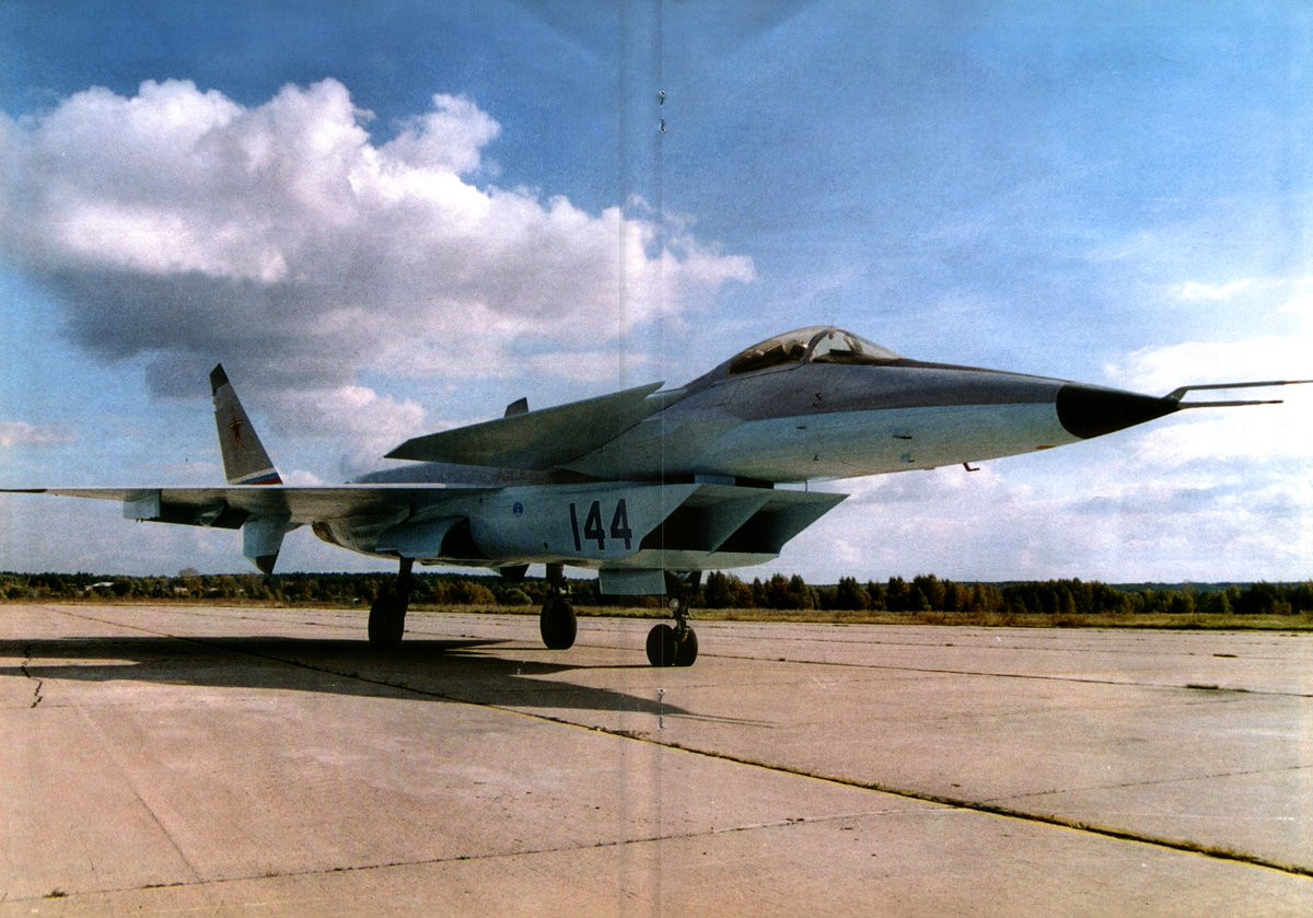 Chỉ một mẫu thử duy nhất của MiG-39 được ra đời và bay thử nghiệm đúng hai lần vào năm 2000 và 2001 trước khi chiếc tiêm kích thế hệ năm đầu tiên của Nga này bị cho vào nhà chứa niêm phong. Nguồn ảnh: QQ.