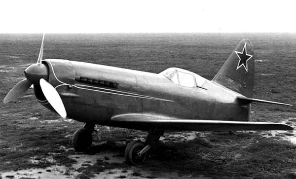 Loại máy bay này mang tên MiG-13 hay còn có tên khác là I-250. MiG-13 có động cơ cánh quạt như thông thường ở phía trước nhưng dọc thân máy bay là hệ thống trục cho phép truyền lực quay của động cơ cánh quạt xuống đuôi - nơi đặt máy nén khí để tạo ra lực đẩy như các loại động cơ phản lực. Nguồn ảnh: QQ.