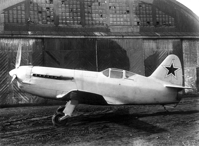 Tất nhiên là kiểu bay này nghe qua đã có vẻ... không bền và sự thật là MiG-13 chỉ duy trì trạng thái ép tốc độ sử dụng cả hai động cơ cùng lúc trong vòng 10 phút trước khi quá nhiệt và phải giảm công suất máy. Chỉ 12 chiếc MiG-13 từng được chế tạo, chủ yếu dùng cho hoạt động nghiên cứu và bay tuần tra. Nguồn ảnh: QQ.