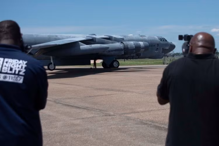 Theo thoả thuận cắt giảm vũ khí chiến lược giữa Washington và Moscow, Không quân Mỹ không được sử dụng quá 76 máy bay ném bom B-52H trong biên chế. Tuy nhiên Mỹ hiện tại lại đang có trong tay tổng cộng tới hơn 100 máy bay B-52H nên ít nhất Mỹ cũng có tới gần 30 chiếc B-52H trong kho dự trữ. Nguồn ảnh: BI.