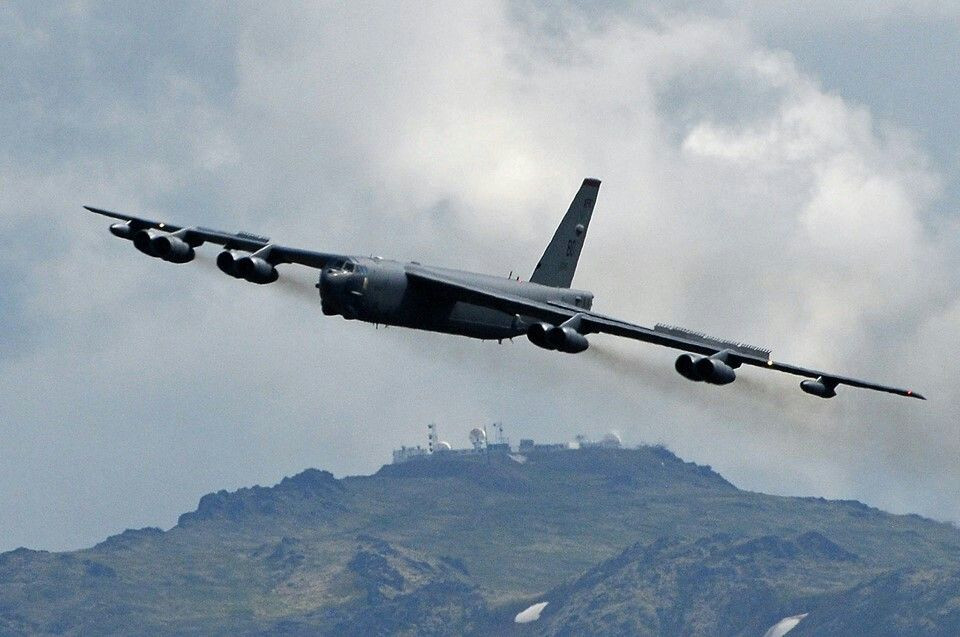 Không quân Mỹ cho biết, có một phi công hay một nhân viên bay lém lỉnh nào đó đã giấu một mảnh giấy nhắn bên dưới bảng điều khiển của chiếc B-52H Wise Guy này, trong đó có lời nhắn tới các kỹ sư hàng không rằng hãy chăm sóc chiến binh này cẩn thận cho tới ngày chúng ta cần nó phục vụ thêm một lần nữa. Nguồn ảnh: BI.