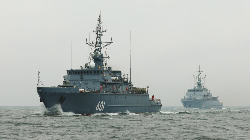 Tàu có độ giãn nước tối đa khi đầy tải chỉ 890 tấn, chiều dài tàu 61 mét, lườn rộng 10,2 mét và có mớm nước tối đa khi đầy tải là 2,68 mét. Các tàu phá lôi Đề án 12700 được trang bị một động cơ diesel công suất 2500 sức ngựa cùng bốn máy phát điện. Nguồn ảnh: Oleg.