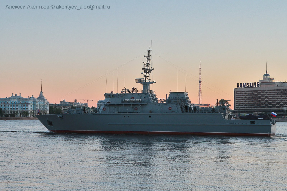 Dù có nhiệm vụ chính là phá lôi, tàu vẫn được trang bị các hệ thống phòng thủ cơ bản nhất bao gồm một tổ hợp pháo cao tốc AK-630 6 nòng mỗi nòng 30mm và các tổ hợp tên lửa đất đối không Igla tầm ngắn. Nguồn ảnh: Oleg.