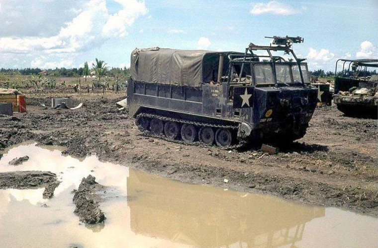 Trong Chiến tranh Việt Nam, đây được coi là loại phương tiện vận tải cực kỳ hiệu quả khi với thiết kế bánh xích nó có thể di chuyển được trong điều kiện mùa mưa - việc mà xe tải bánh lốp thông thường sẽ khó có thể làm được. Nguồn ảnh: Sina.