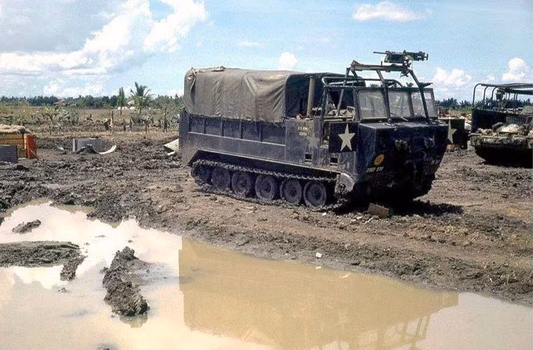 Trong Chiến tranh Việt Nam, đây được coi là loại phương tiện vận tải cực kỳ hiệu quả khi với thiết kế bánh xích nó có thể di chuyển được trong điều kiện mùa mưa - việc mà xe tải bánh lốp thông thường sẽ khó có thể làm được. Nguồn ảnh: Sina.