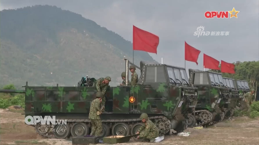 Sau việc đưa pháo mặt đất M101 lên thùng xe tải Ural 375D hay đặt pháo phòng không ZU-23-2 lên xe tải KamAZ 43118 thì mới đây, pháo binh Việt Nam lại khiến báo chí Trung Quốc tiếp tục bất ngờ với việc hoán đưa một loạt pháo mặt đất lên trên thùng xe bánh xích M548. Nguồn ảnh: QPVN.