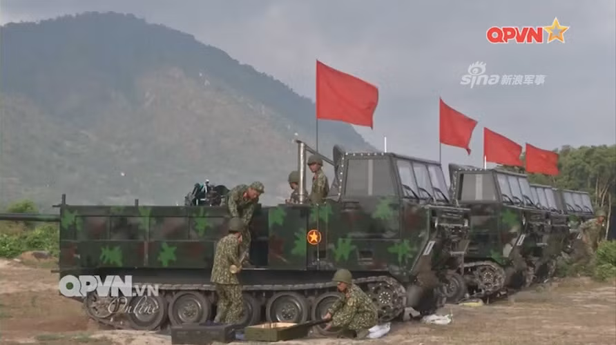 Sau việc đưa pháo mặt đất M101 lên thùng xe tải Ural 375D hay đặt pháo phòng không ZU-23-2 lên xe tải KamAZ 43118 thì mới đây, pháo binh Việt Nam lại khiến báo chí Trung Quốc tiếp tục bất ngờ với việc hoán đưa một loạt pháo mặt đất lên trên thùng xe bánh xích M548. Nguồn ảnh: QPVN.