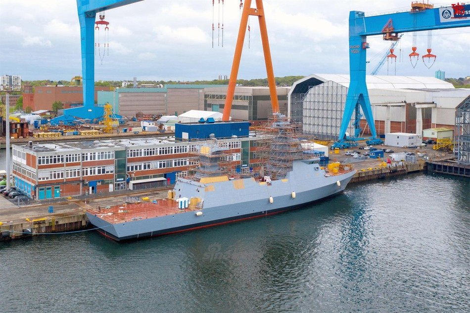 Theo chương trình hợp tác quốc phòng giữa Israel và Đức, tàu đầu tiên của lớp hộ vệ hạm Sa'ar 6 được khởi đóng từ năm 2015 dựa trên thiết kế lớp hộ vệ hạm Braunschweig của Hải quân Đức. Nguồn ảnh: Sina.