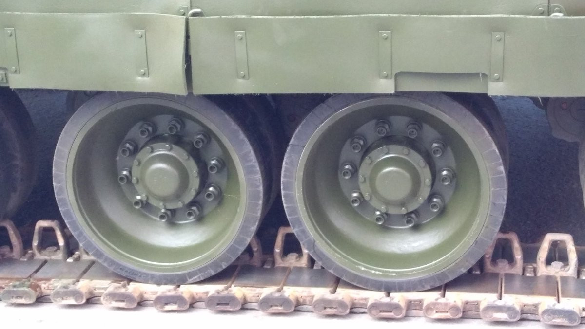 Có một điều cần chú ý đó là các xe tăng T-80BVM sản xuất hàng loạt nhiều khả năng không được trang bị bộ giáp hông thế hệ mới như T-90M hay T-72B3 model 2016 mà lại sử dụng giáp yếm kiểu T-90A, nhưng chúng có khả năng tích hợp giáp phản ứng nổ kiểu túi treo mềm.