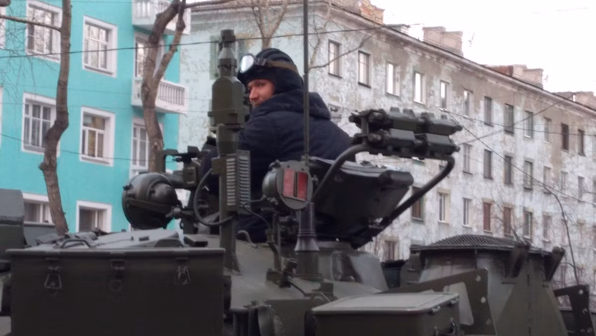 Bên cạnh đó, hệ thống điều khiển hỏa lực (FCS) Sosna-U sẽ được tích hợp kính ngắm ảnh nhiệt, thiết bị đo xa laser và bám bắt mục tiêu tự động. Xe tăng còn trang bị thêm tổ hợp phòng vệ chủ động (Shtora-1 hoặc Arena) cũng như giáp phản ứng nổ Relikt để chống lại các loại rocket hay tên lửa diệt tăng của đối phương.