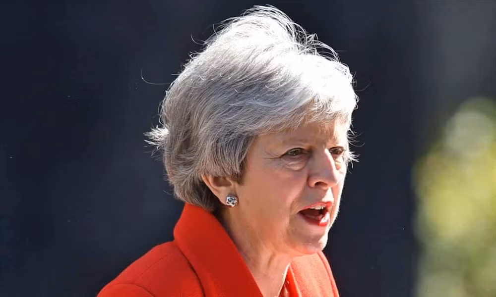 Và cuối cùng là Thủ tướng đang tại vị của Anh, bà Theresa May. Quan điểm của vị thủ tướng này đó là "Brexit có nghĩa là Brexit" - khẳng định nước Anh chắc chắn sẽ rời khỏi EU và không tổ chức lại trưng cầu ý dân về việc này. Tuy nhiên đây cũng chính là nguyên nhân dẫn đến việc bà May phải từ chức vào ngày 7/6 tới đây khi nữ Thủ tướng Anh không thể thuyết phục quốc hội nước này thông qua các thỏa thuận Brexit với EU. Nguồn ảnh: Govuknumber10.