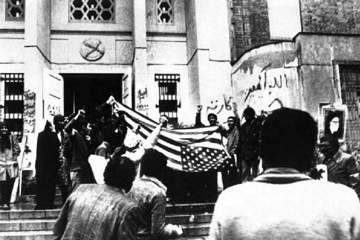 Trước sức ép của dư luận yêu cầu nước Mỹ hành động để bảo hộ công dân của mình, một chiến dịch cứu hộ với sự tham gia của dặc nhiệm Mỹ đã diễn ra. Tuy nhiên nỗ lực này thất bại thảm hại do tính toán không kỹ lưỡng khiến một trực thăng rơi, 8 lính Mỹ cùng một dân thường Iran thiệt mạng. Nguồn ảnh: Theatlantic.